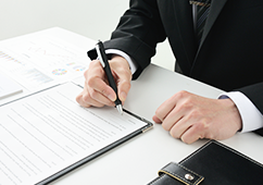 調べ物をしている写真