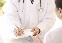 医師による診察の写真