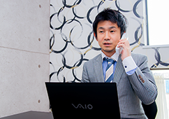 電話している写真